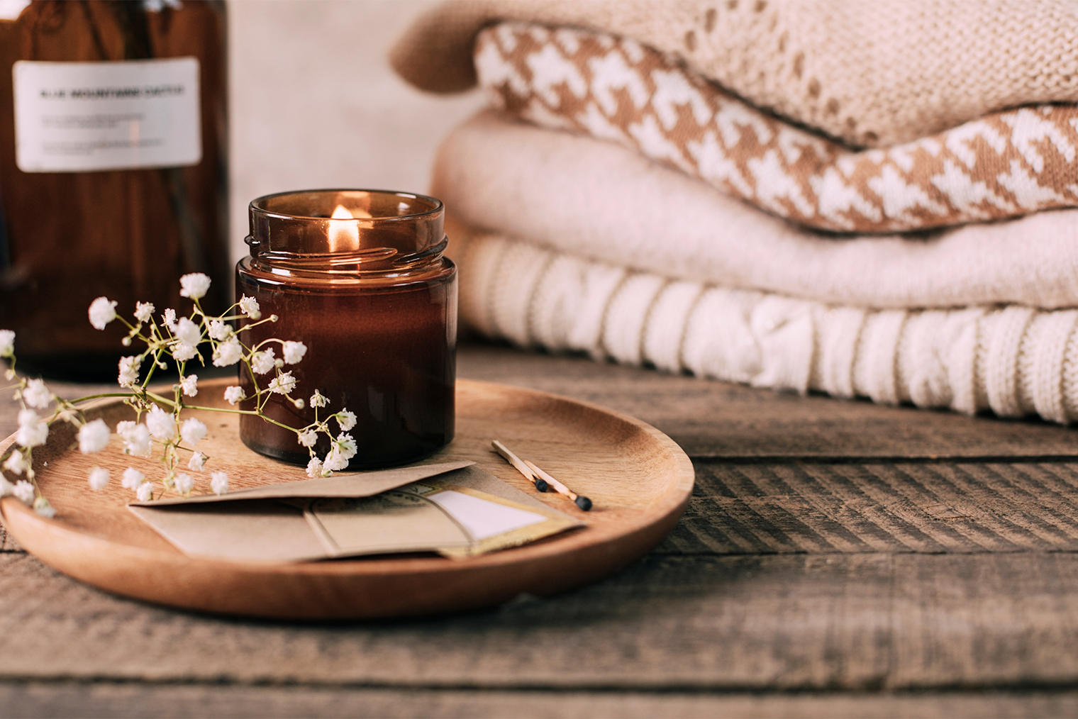 Хюгге — это что⁠-⁠то теплое: ароматическая свеча, плед, тактильно приятные ощущения. Фотография: AnikonaAnn / Shutterstock