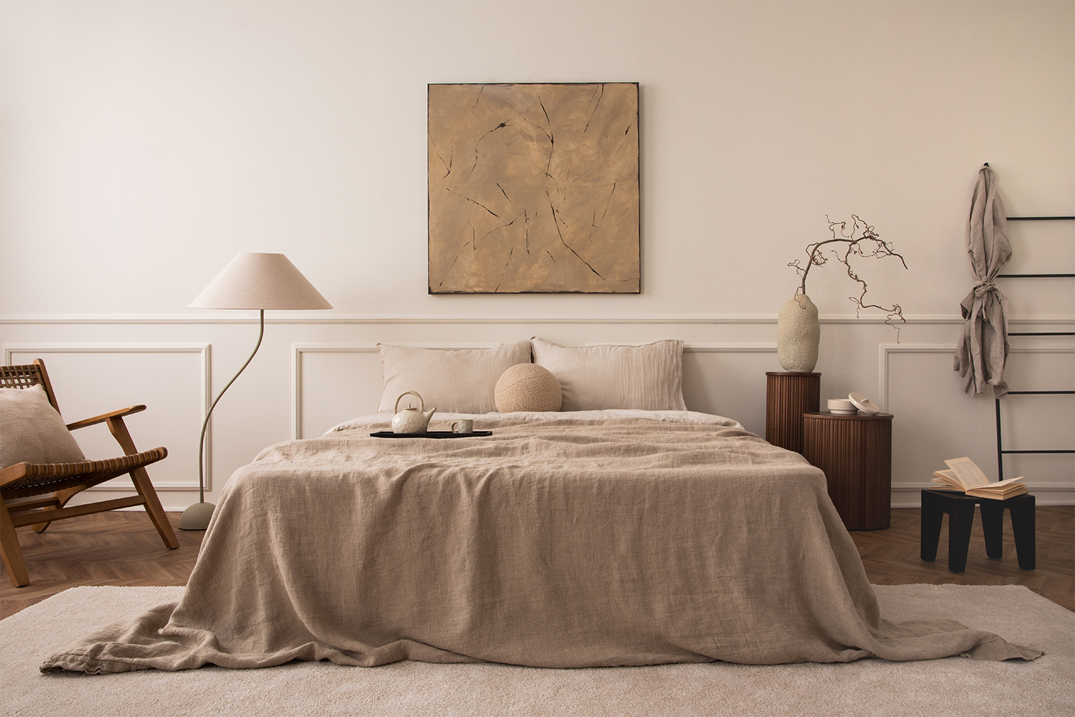 Для спальни в стиле джапанди выбирайте большую низкую кровать и дополняйте округлыми столиками, бежевым текстилем и деревянными деталями. Фотография: Followtheflow / Shutterstock