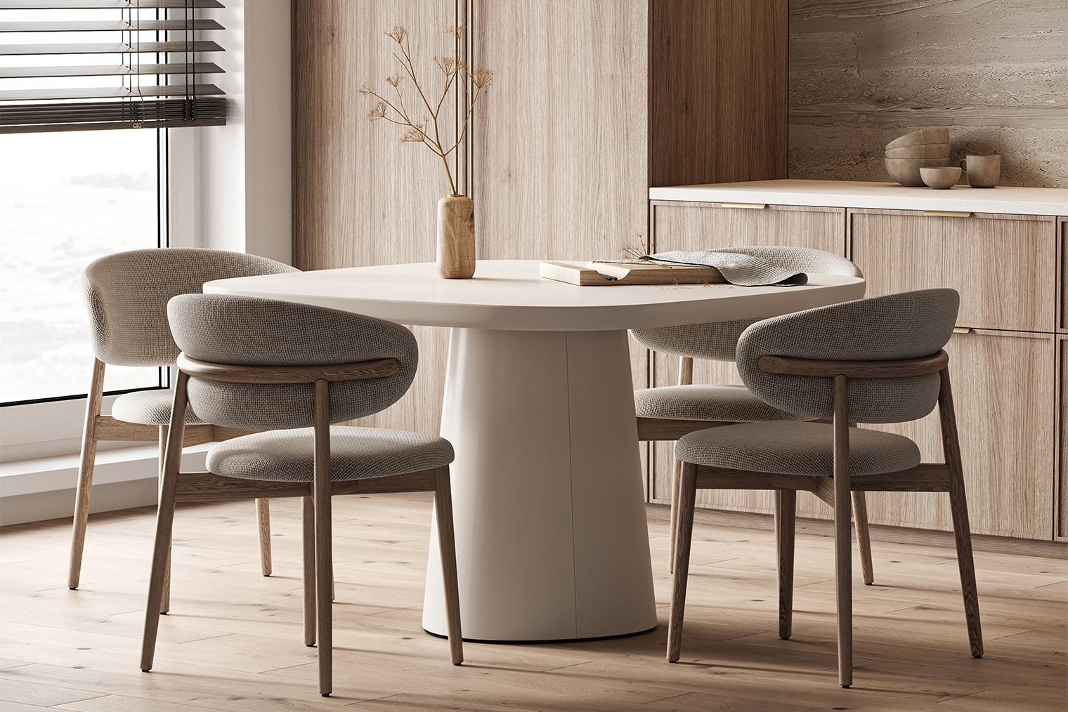 Чтобы создать столовую зону в стиле джапанди, возьмите круглый стол неидеальной формы, округлые стулья и вазу с засушенным цветком. Фотография: V1ktoria / Shutterstock
