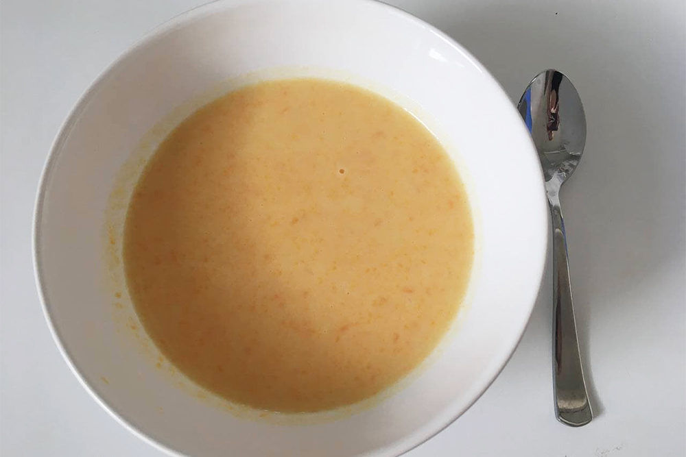 Суп-пюре из картофеля и моркови. Блюдо жидкое, но его я уже могла есть ложкой, что очень радовало