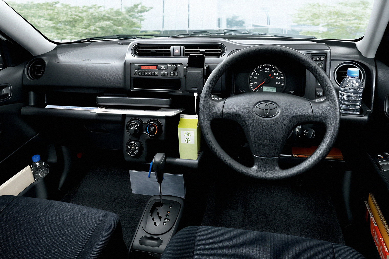 Салон рестайлинговых Probox и Succeed. © Toyota