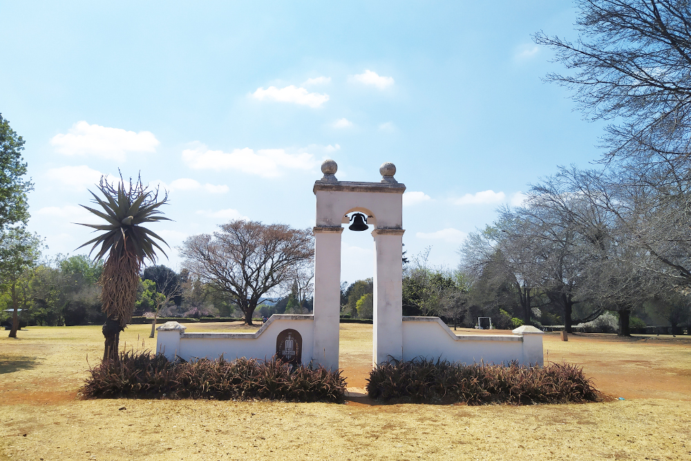 На входе в сад роз стоит монумент в честь 300-летия прибытия гугенотов в Южную Африку
