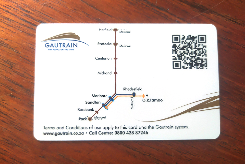 Эта пластиковая карта — разовый билет на скоростной поезд Gautrain. На ней изображена сеть станций
