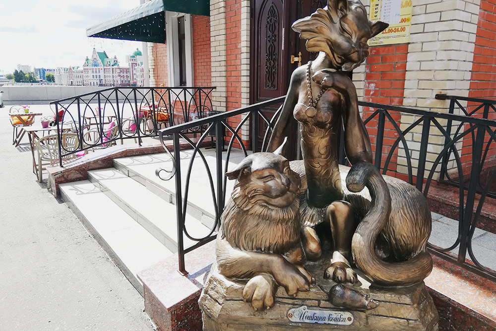 В 2013 году в Йошкар⁠-⁠Оле открыли памятник еще и Йошкиной кошке. Он стоял рядом с одноименным кафе, но потом переехал в центр города. Местные говорят, что кошка чем⁠-⁠то напоминает героинь Людмилы Гурченко