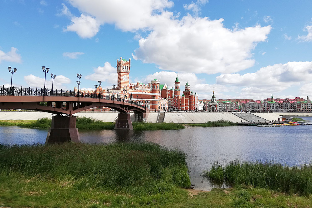 Дорога на Патриаршую площадь от Музея народной сказки ведет через реку Малая Кокшага и Воскресенский мост. Отсюда можно сделать красивые панорамные снимки городского центра