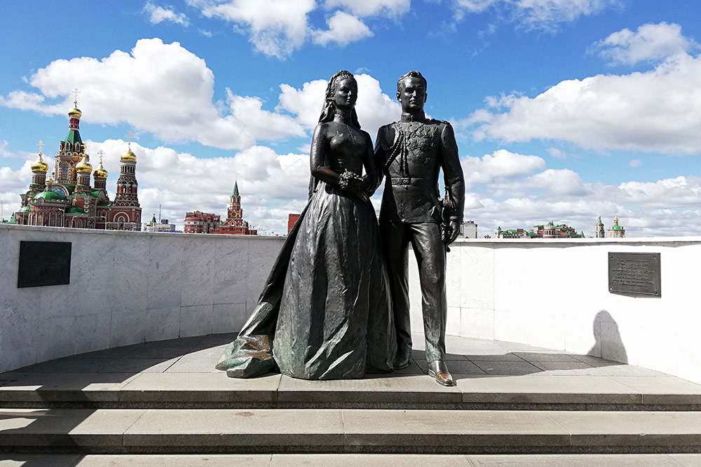 Напротив загса стоит памятник актрисе Грейс Келли и князю Монако Ренье III. Их свадьбу в 1956 году называли свадьбой века. Супруги стали символом семейного счастья и верности