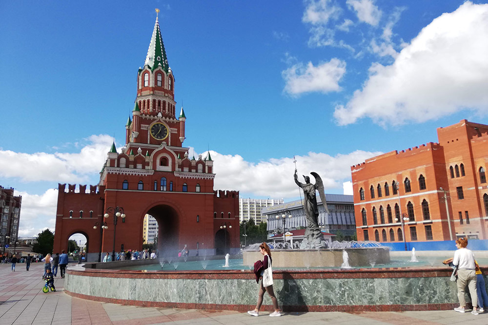 Башня впечатляет своим сходством с кремлевской. Видела на фото, что зимой вокруг фонтана устанавливают гирлянды — наверное, они имитируют струи воды