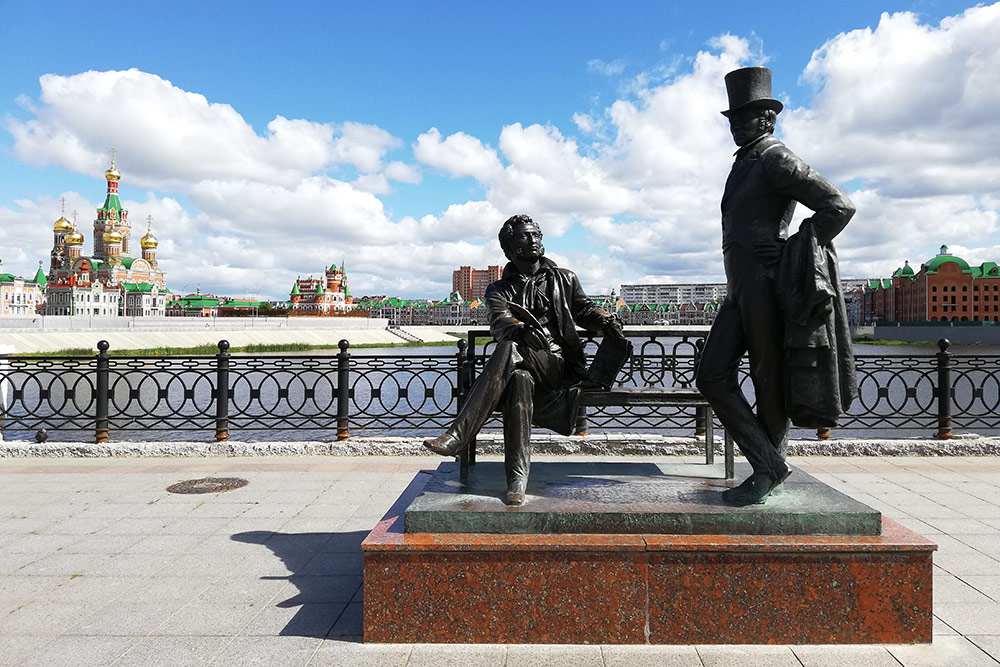 В самом конце Воскресенской набережной — памятник Пушкину и Онегину. Онегин по⁠-⁠снобски отвернулся от своего создателя