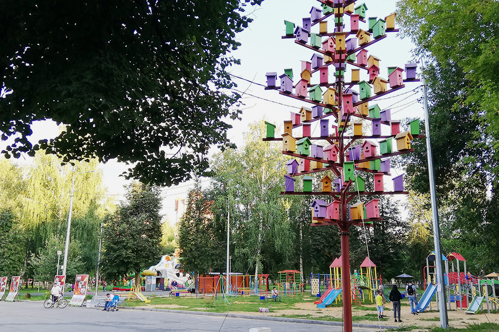 В парке Победы стоит необычный арт⁠-⁠объект — девятиметровое дерево со 116 скворечниками