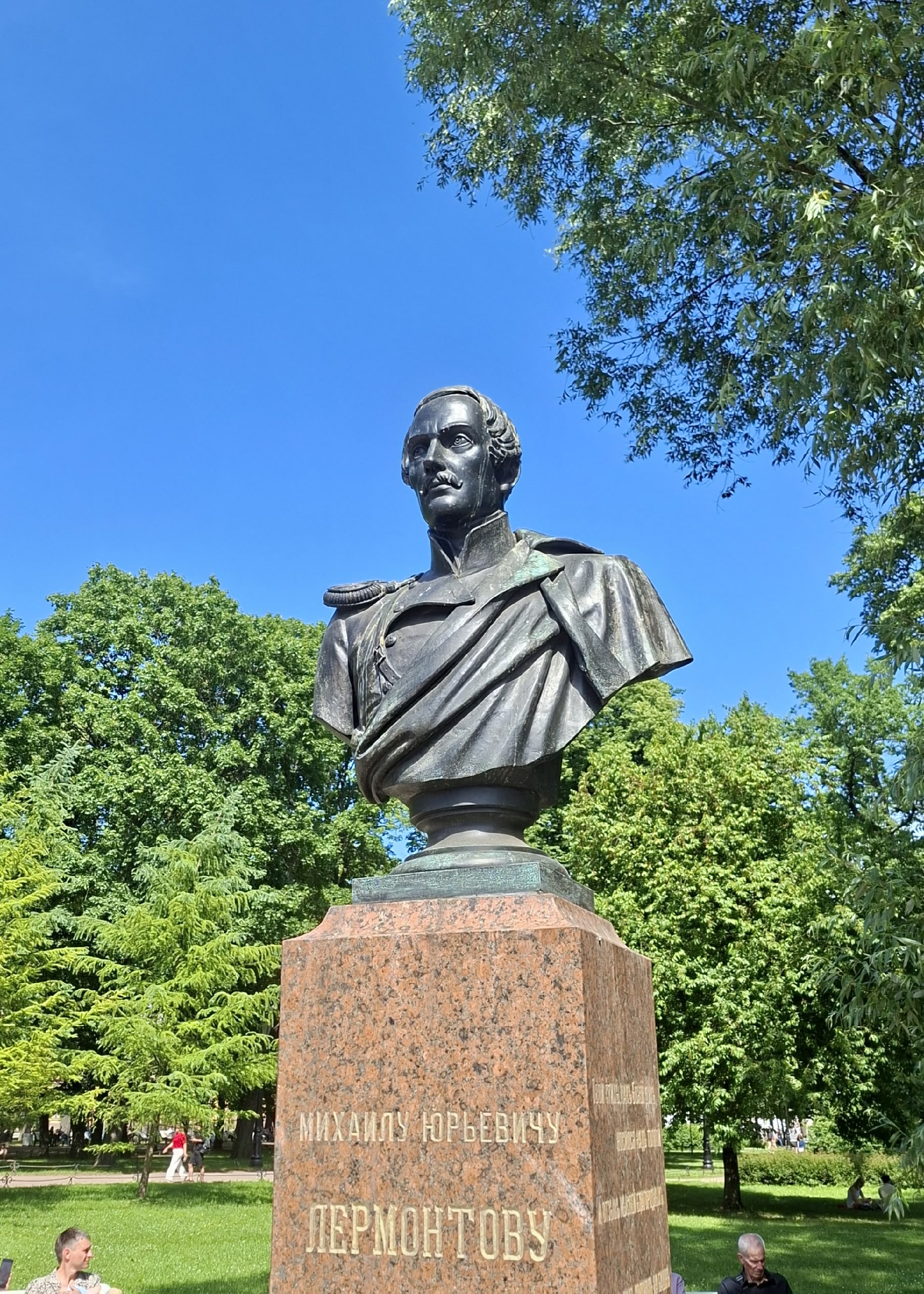 Памятник Лермонтову около Адмиралтейства в Петербурге. Параллельно читательскому челленджу выполняю челлендж прогулочный. Хочу по всем-всем улицам Питера пройти.