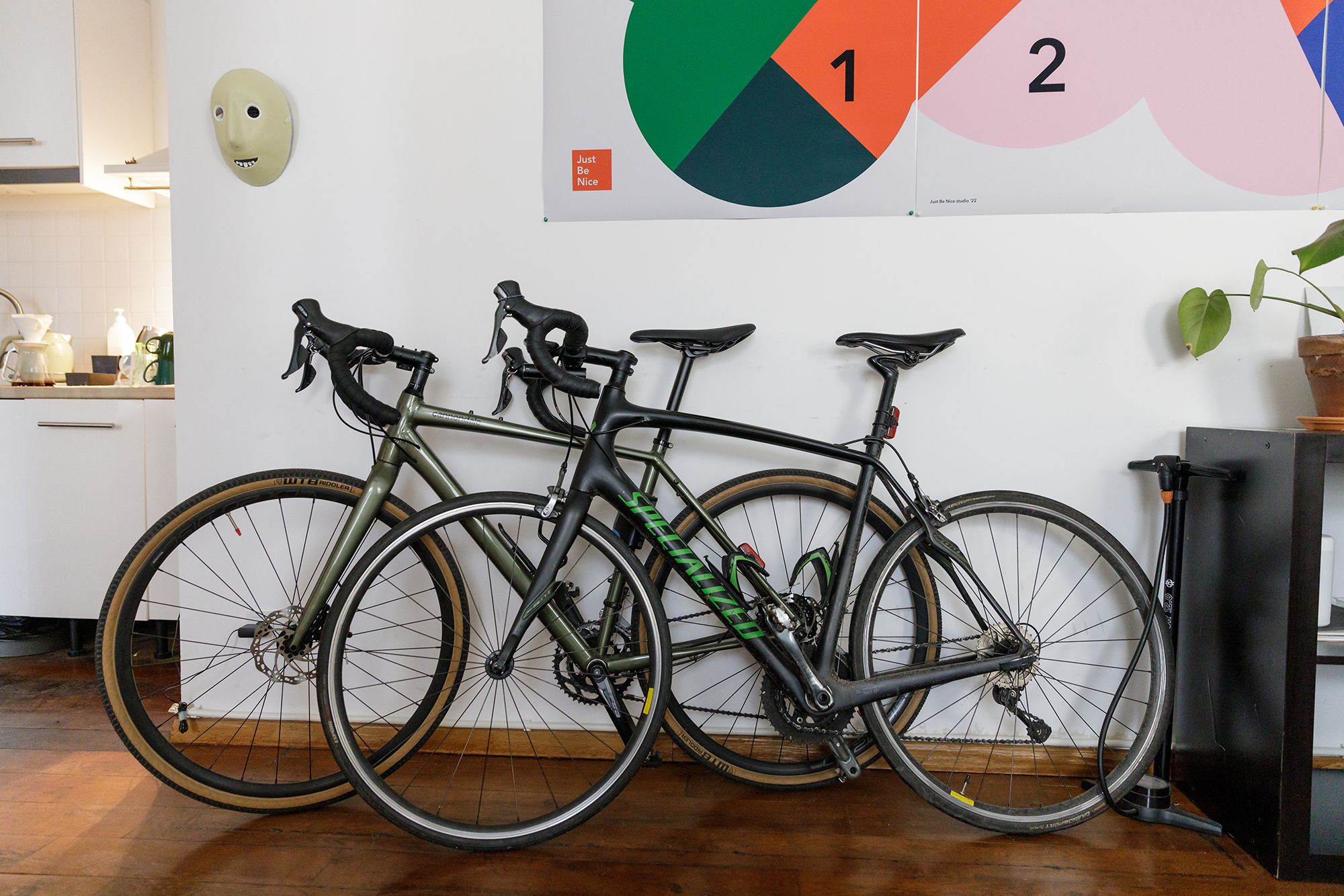 Мы увлечены велоспортом и велопутешествиями, каждую неделю проводим заезды от студии с нашим велоклубом