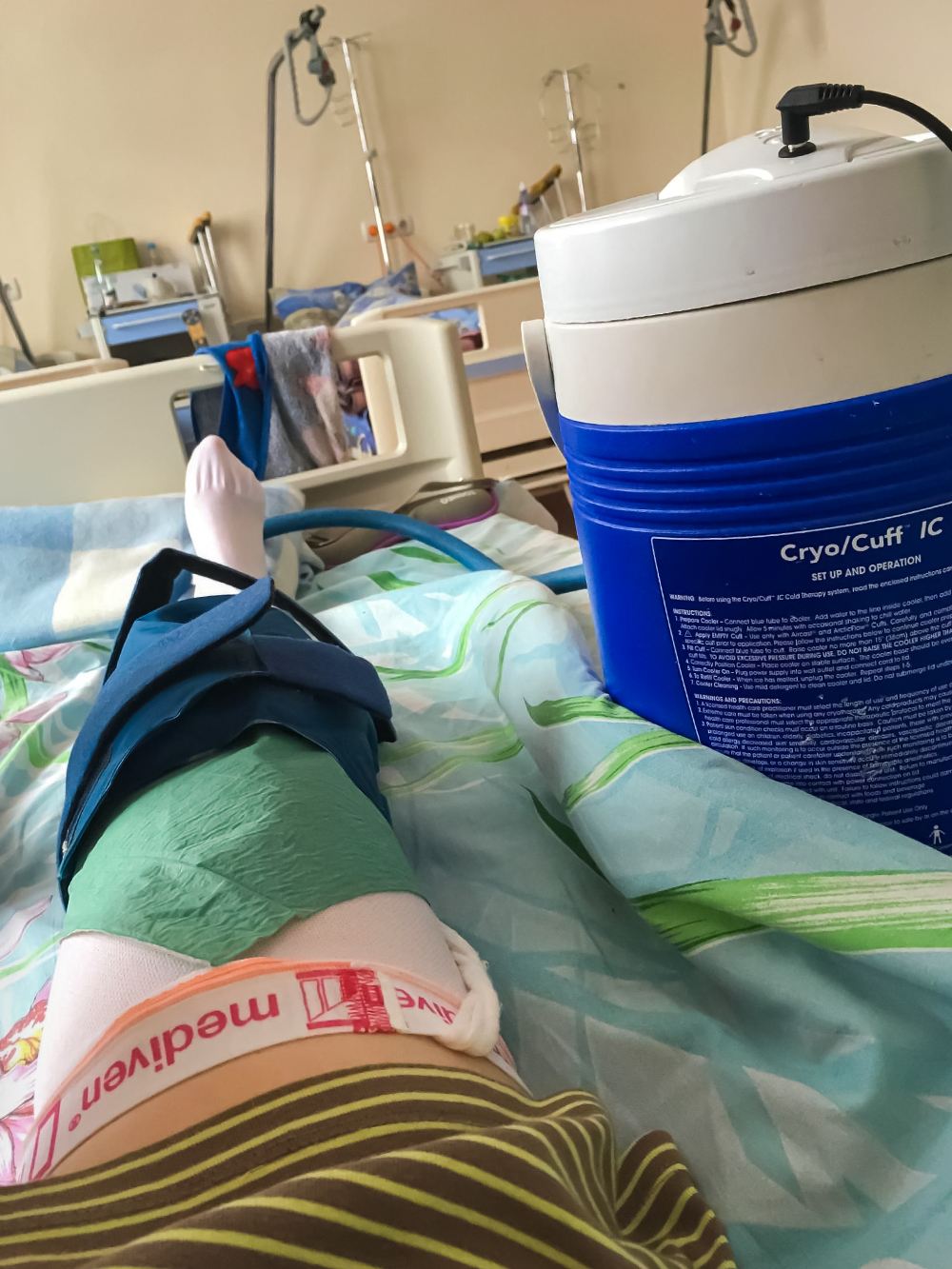 После протезирования правого коленного сустава я лежала с холодовым аппаратом Cryo Cuff для снятия отека