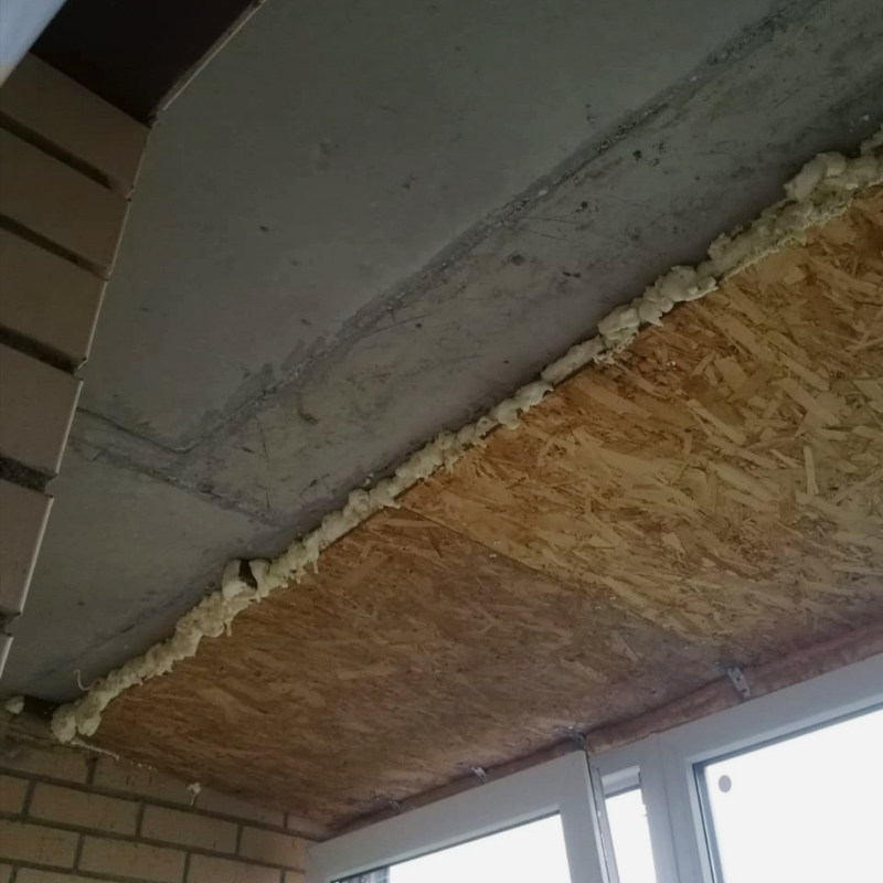 Так выглядел мой потолок до ремонта. Сверху постоянно дуло. Мы запенили щели между бетоном и досками, но это не помогало