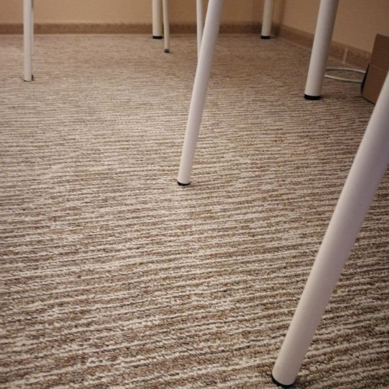 Подложка тонкая — стулья и стол не оставляют вмятин на полу
