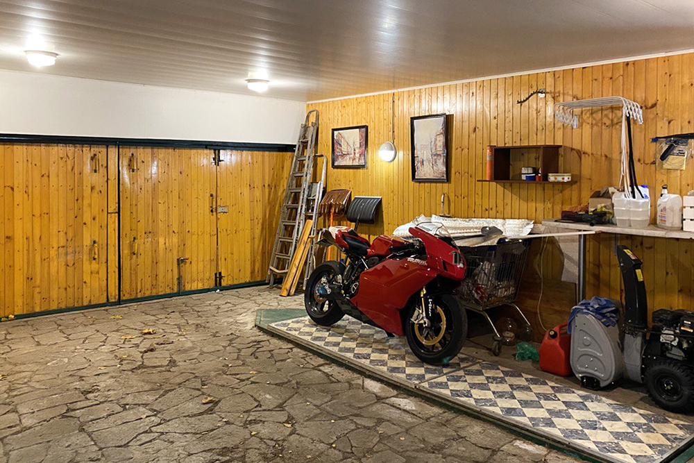 Со временем мы построили на участке большой гараж, где храним различные инструменты и технику
