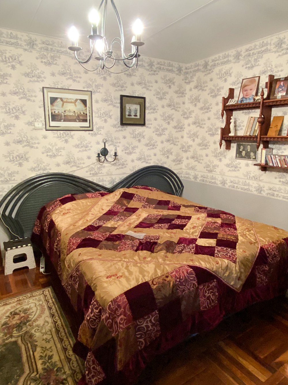 Это «синяя спальня» с покрывалом в стиле пэчворк и портретом Высоцкого