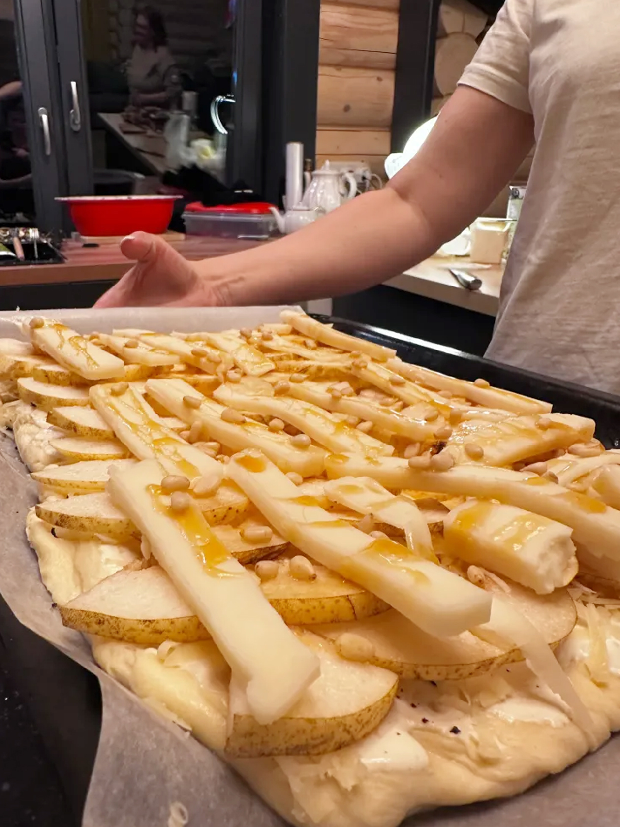 Фламмкухен — открытый пирог с грушей и сыром — начали готовить только вечером