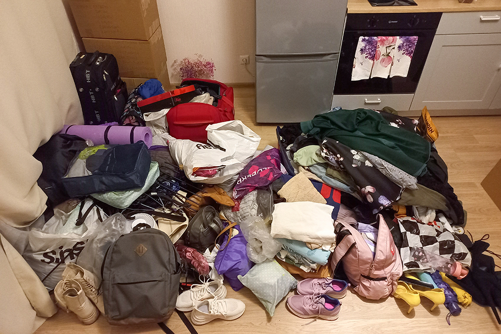В процессе переезда я выгребла все вещи из шкафов на пол, чтобы понять масштаб бедствий