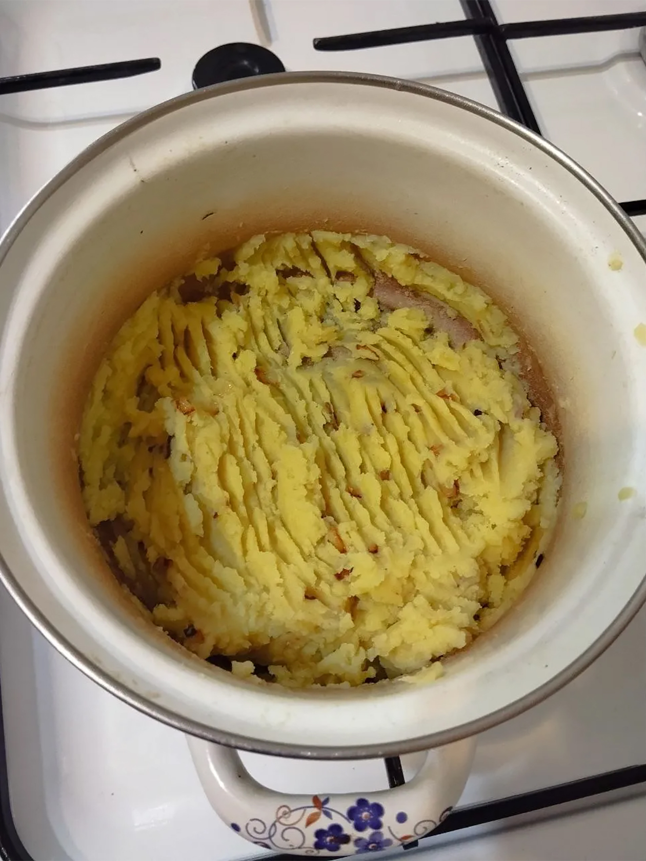 После приготовления куриного фарша как раз осталась половинка луковицы — добавила ее в начинку