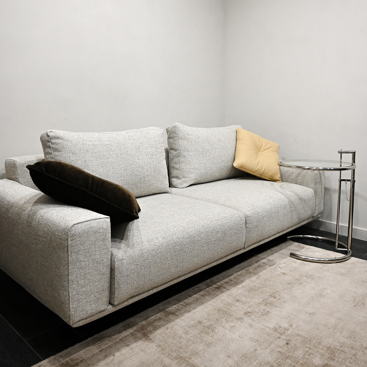 В кабинете также есть диван, и один из мониторов обращен к нему. Эта мебель стоила 193 000 ₽, бренд — Skdesign