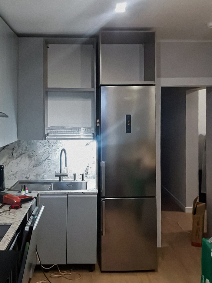 Холодильник стоит параллельно стене, а между ним и нижней частью гарнитура почему⁠-⁠то остается зазор 5⁠—⁠7 см