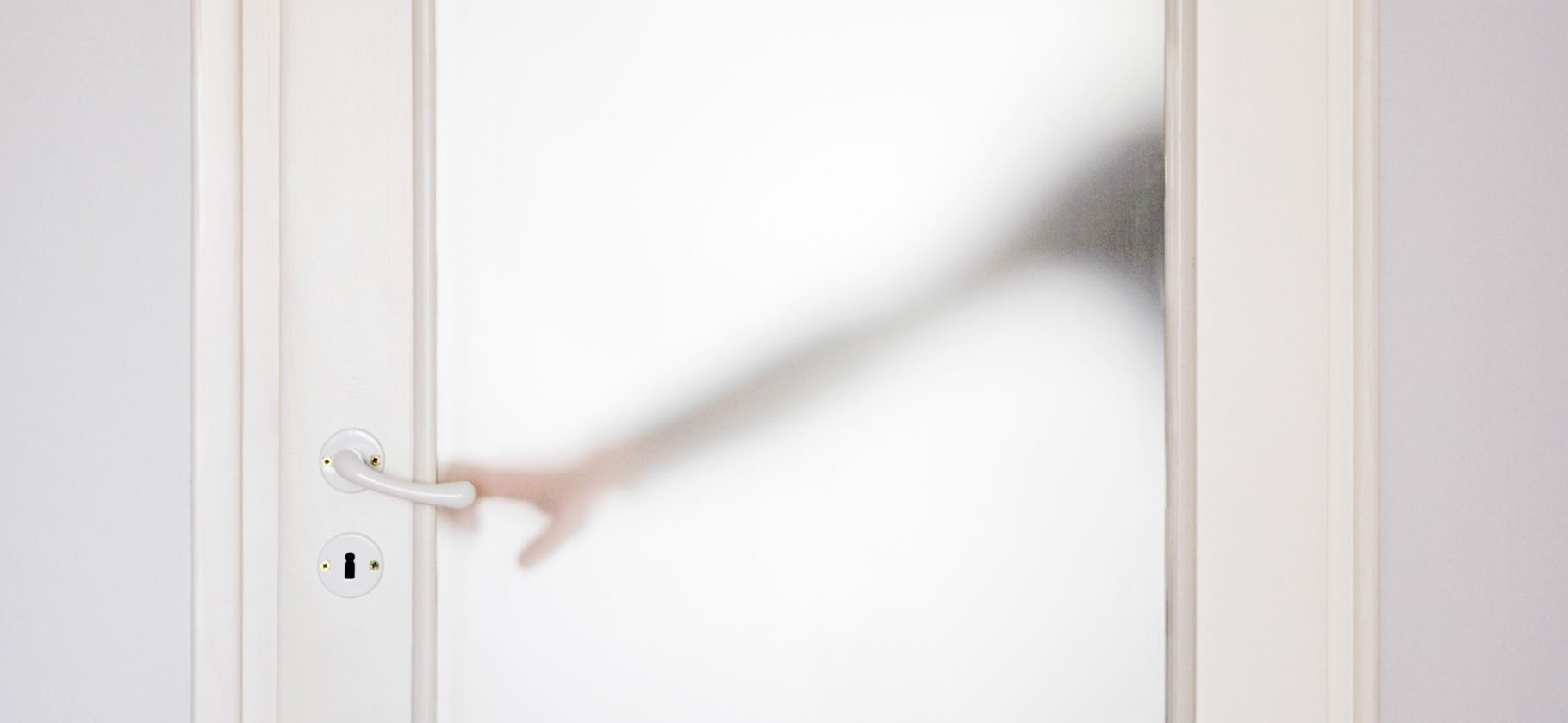 «Прошу близких включать телеви­зор»: 3 совета, как защитить квартиру на время отпуска