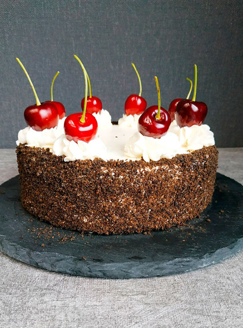 Один из самых дорогих десертов — торт «Черный лес». В нем используется миндальная мука — а ореховые виды муки всегда дороже, чем та же рисовая. Килограммовый торт стоит для покупателя 1400 ₽