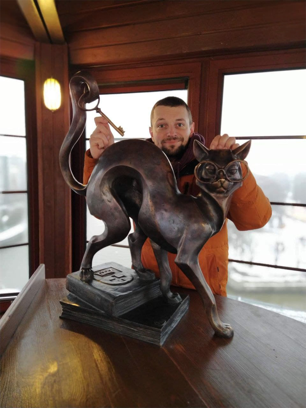 Погладил знаменитого прусского кота в видовой башне «Маяк»