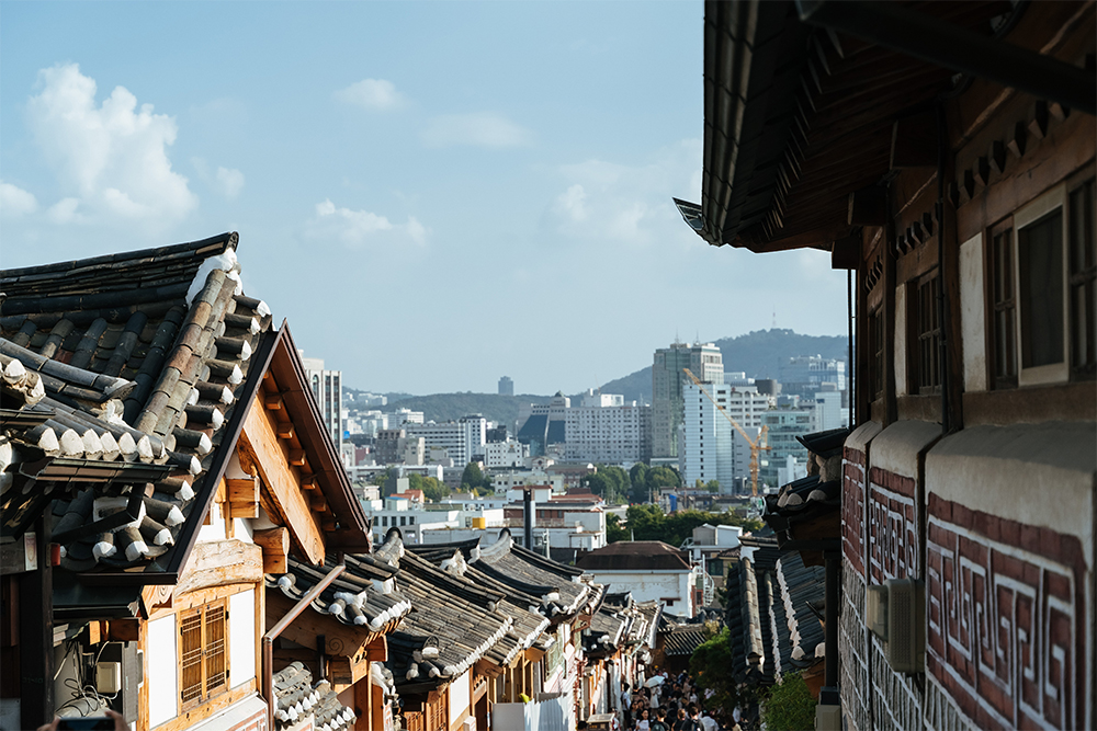 Традиционные дома в стиле ханок и современный Сеул