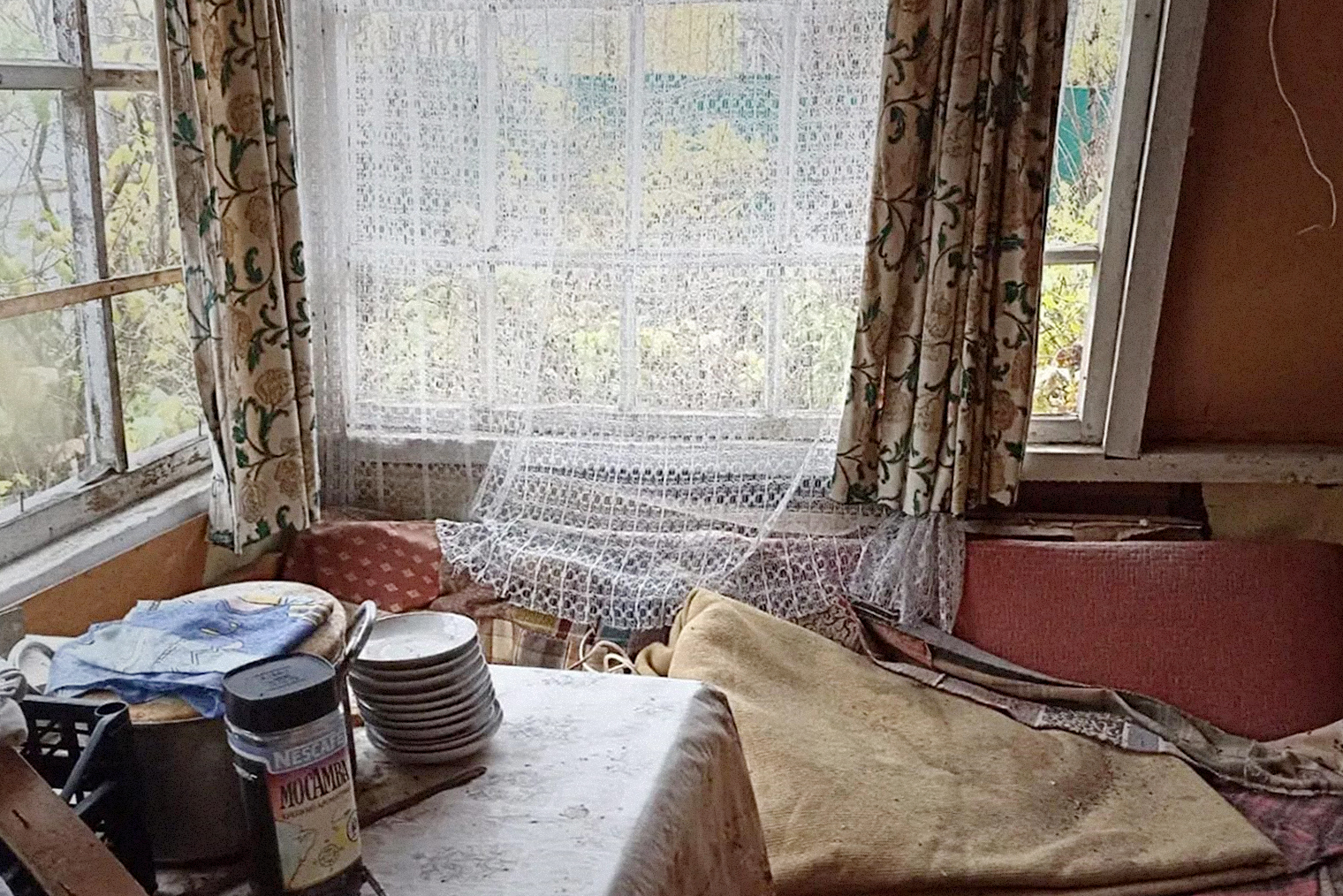 Это веранда, которая исполняет функции кухни. Правда, вода не проведена, а газовая печь очень старая