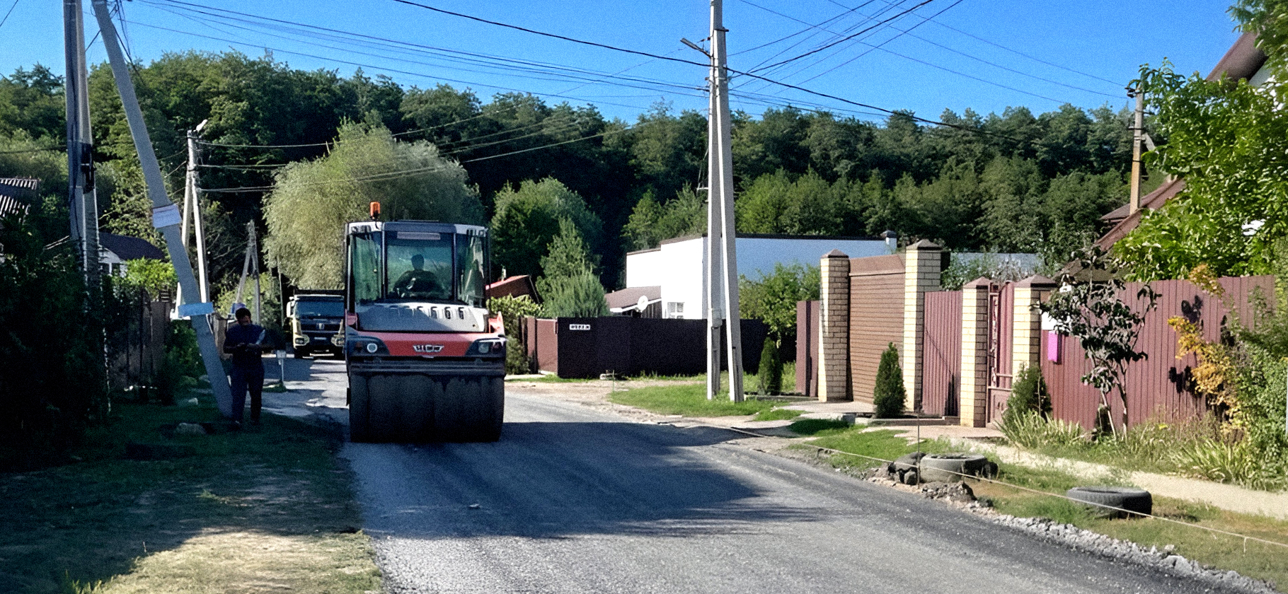 «Составила инструк­цию для соседей»: как я добилась, чтобы у моего дома появился асфальт