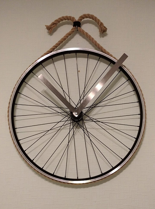 Из велосипедного колеса я смастерила декоративные часы