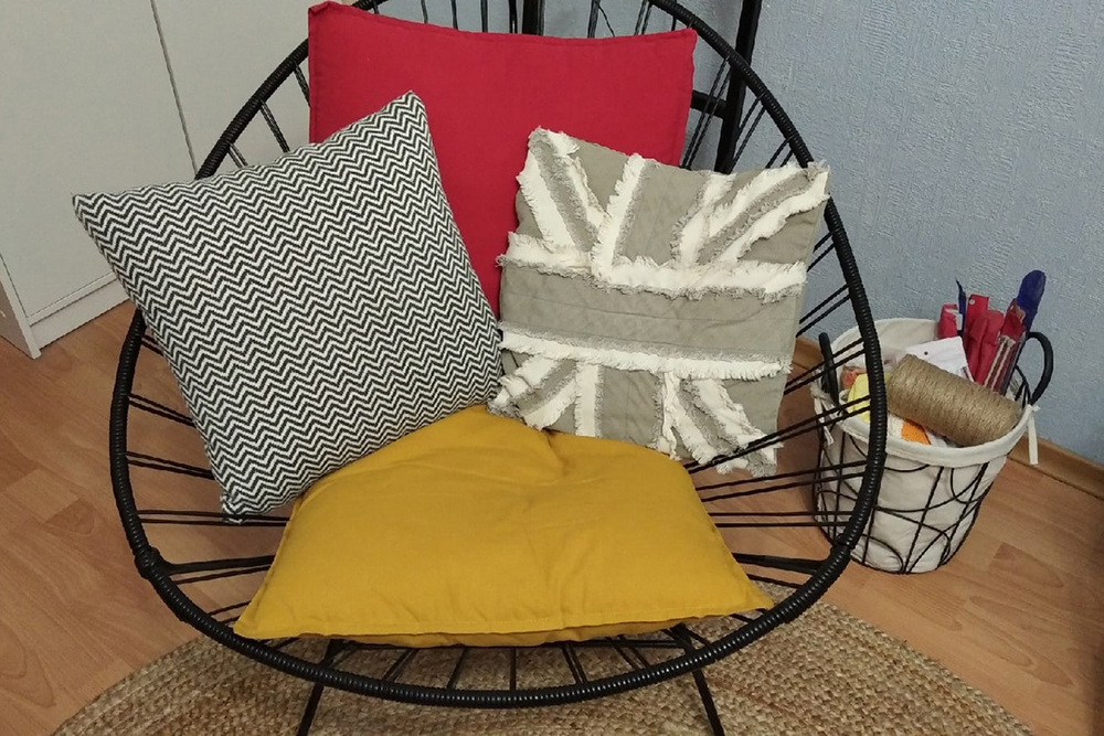 В комнате подушки разных фактур, но по цветам они сочетаются с другим декором