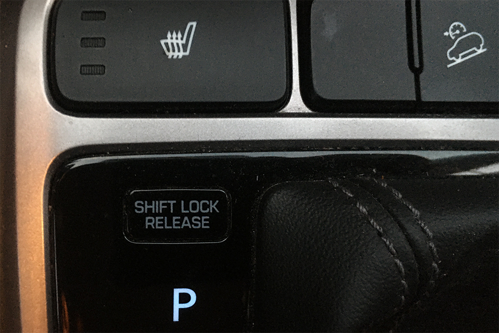 Если двигатель не запускается и переключить положение АКПП привычным способом нельзя, стоит поискать специальную кнопку shift lock или заглушку, на которую надавливают отверткой, чтобы разблокировать рычаг КПП