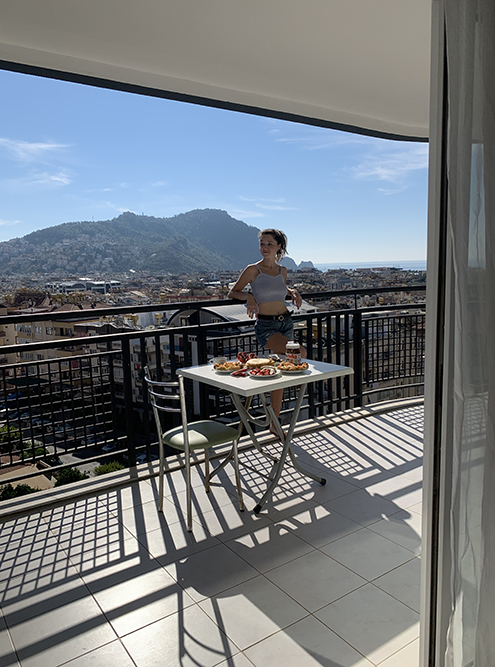 Таким большим может быть балкон в турецкой квартире — в этой мы с молодым человеком жили несколько недель