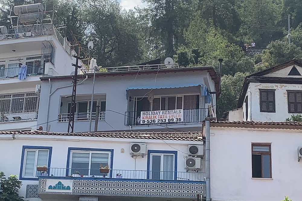 Пример объявления об аренде на балконе жилого дома