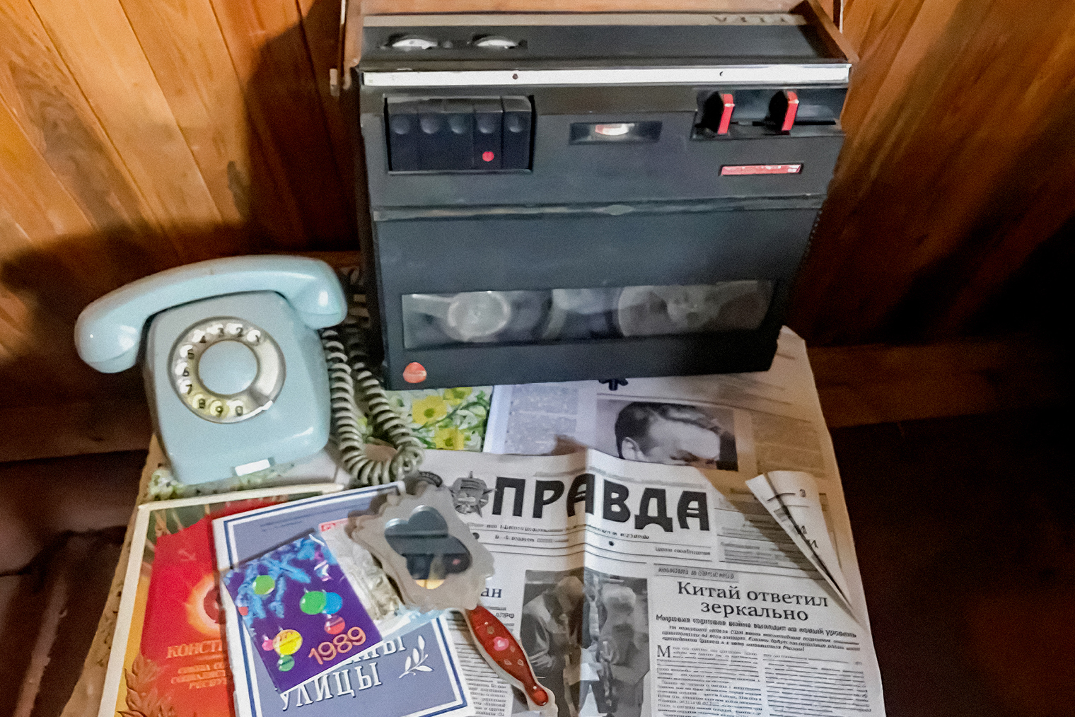 Иногда людям просто жалко выкинуть старые вещи, а мои родители решили с их помощью вернуть воспоминания молодости