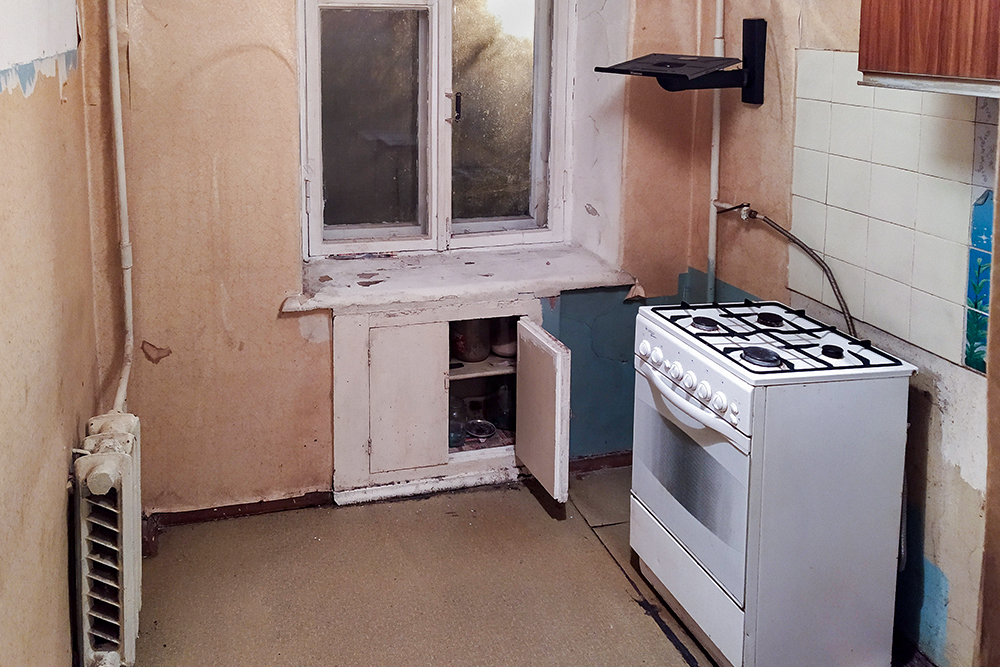 Крошечная кухня была в ужасном состоянии. Под подоконником — «хрущевский холодильник». Это неутепленная ниша в стене, зимой там очень холодно
