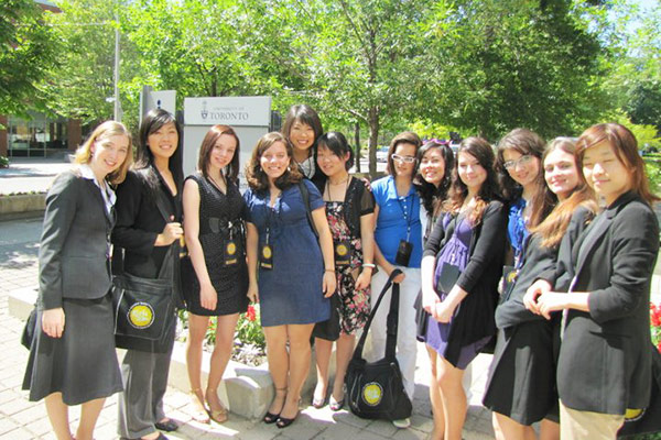 Это я — третья слева — на конференции Girls 20 Summit в Торонто в 2010 году