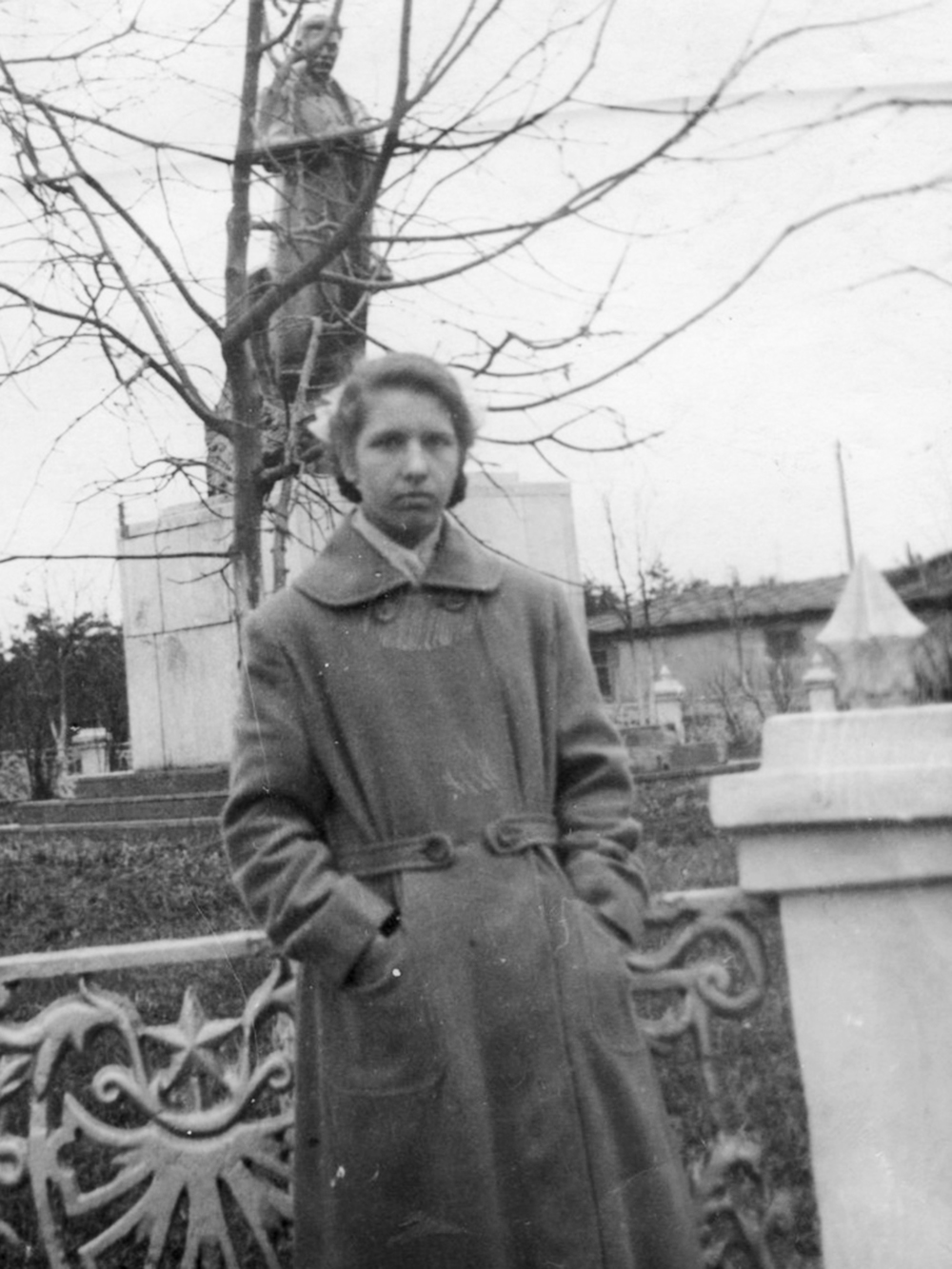 Это фото сделано в парке «Салют» в 1955⁠—⁠1956 годах — как раз на фоне памятника Сталину. Его снесли в начале 60⁠-⁠х. Источник: форум «Тушинский хомяк»