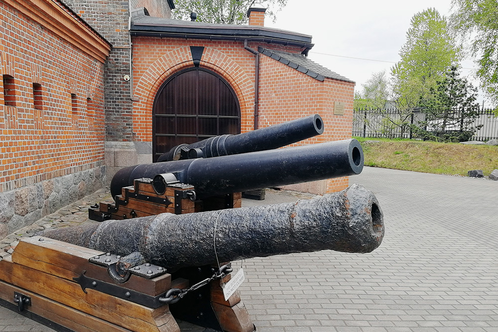 Около Фридрихсбургских ворот можно посмотреть старинные артиллерийские орудия