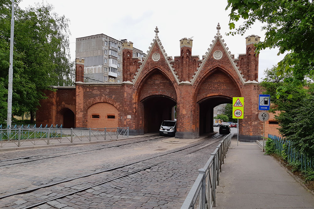 В Бранденбургских воротах сейчас находится один из музеев кенигсбергского марципана