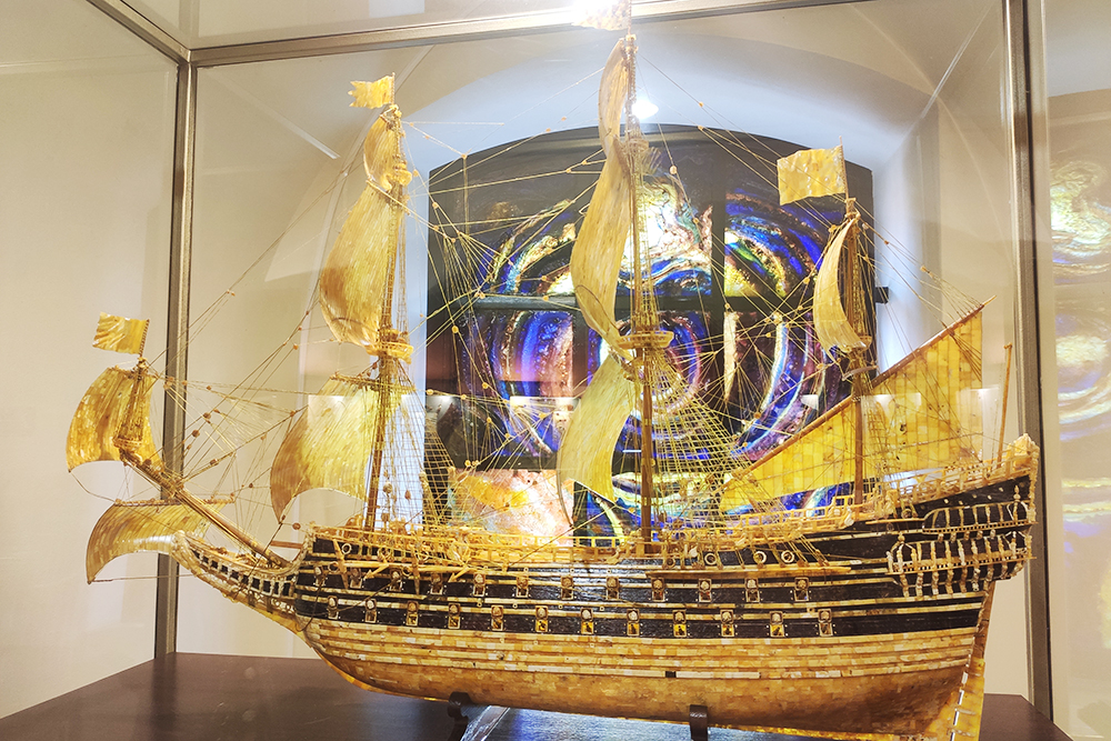 Корабль с янтарными парусами в Музее янтаря