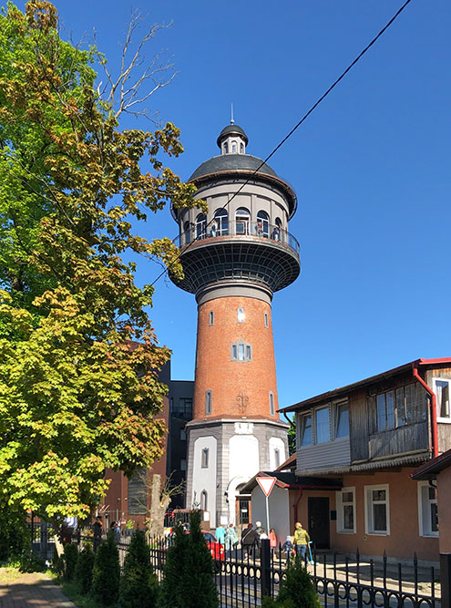 Здание водонапорной башни сильно возвышается над другими строениями в старой части Зеленоградска