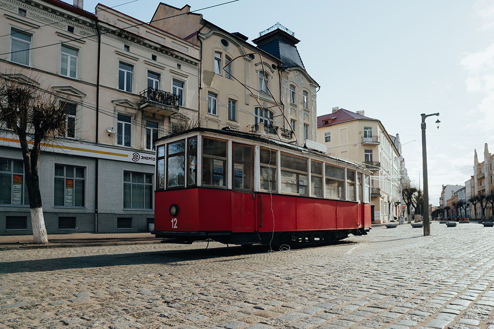 До 1944 года в Советске ходили трамваи. Движение не стали восстанавливать после войны. В 2012 году в городе установили трамвай-памятник. Фотография: AKOMIX / Shutterstock / FOTODOM