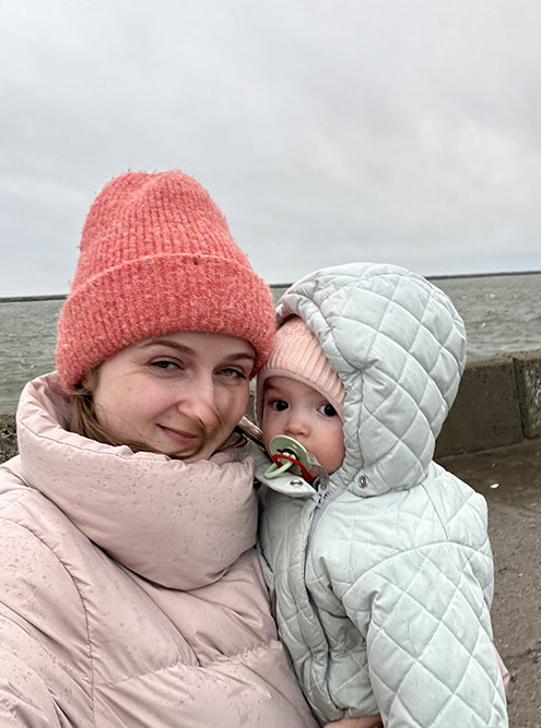 У Балтийского моря даже в мае бывает холодно из⁠-⁠за высокой влажности и резкого ветра. Шарф и шапка не помешают и взрослым, тем более в январе