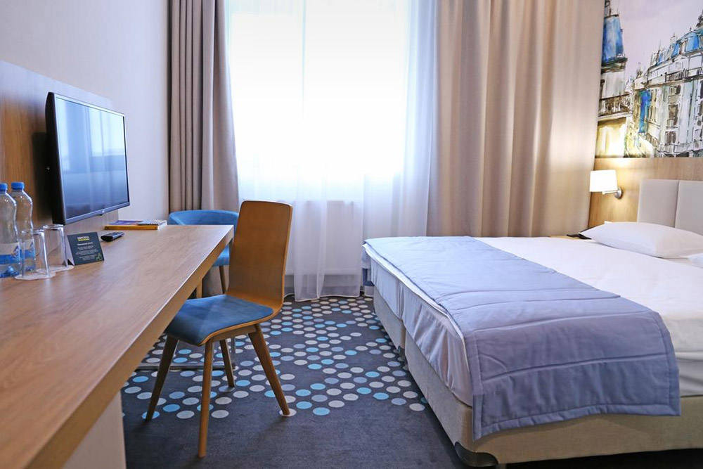 В 2023 году ночь в подобном номере стоит от 4000 ₽. Источник: hoteleuropa.ru