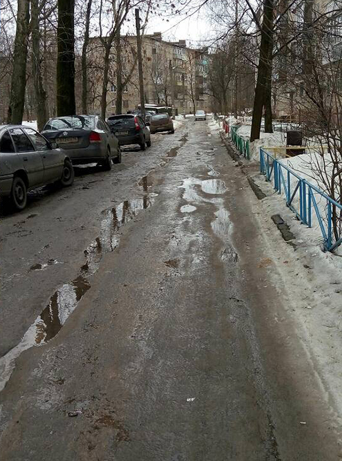 А это — дорога к нашему дому в Ярославле. Фото сделаны с разницей в десять дней