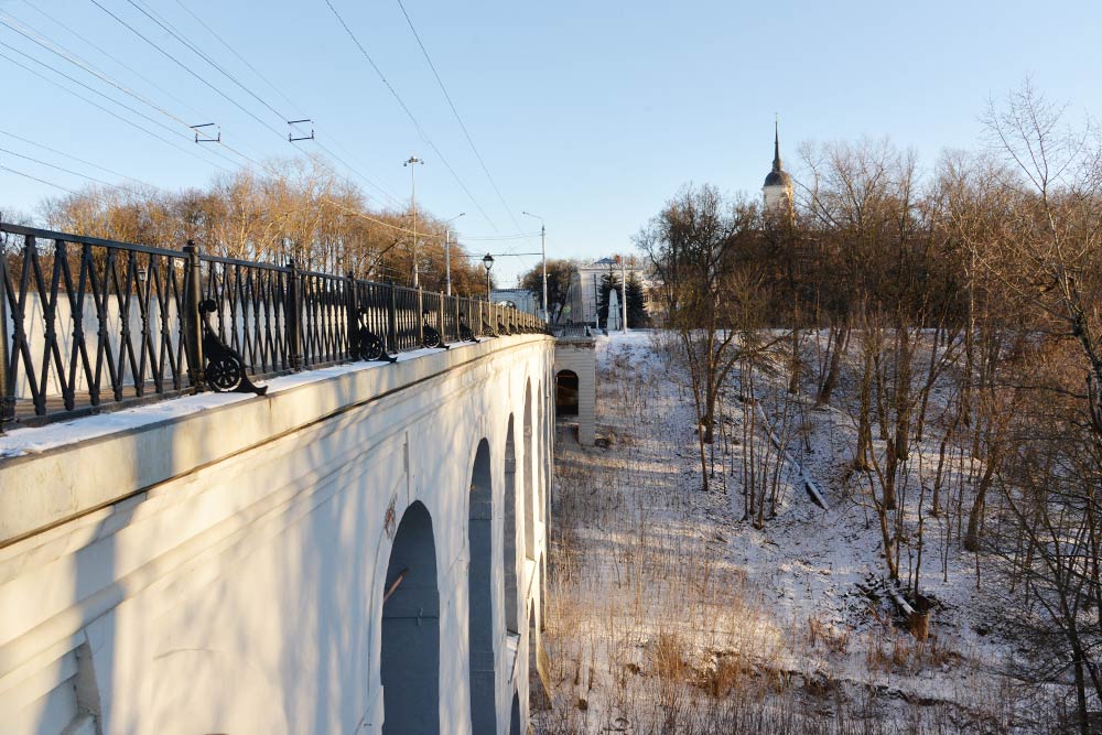 Каменный мост через Березуйский овраг — старейший каменный виадук в России. Его построили в 1785 году, последняя глобальная реставрация — в 2010. Мост до сих пор выдерживает транспортный поток