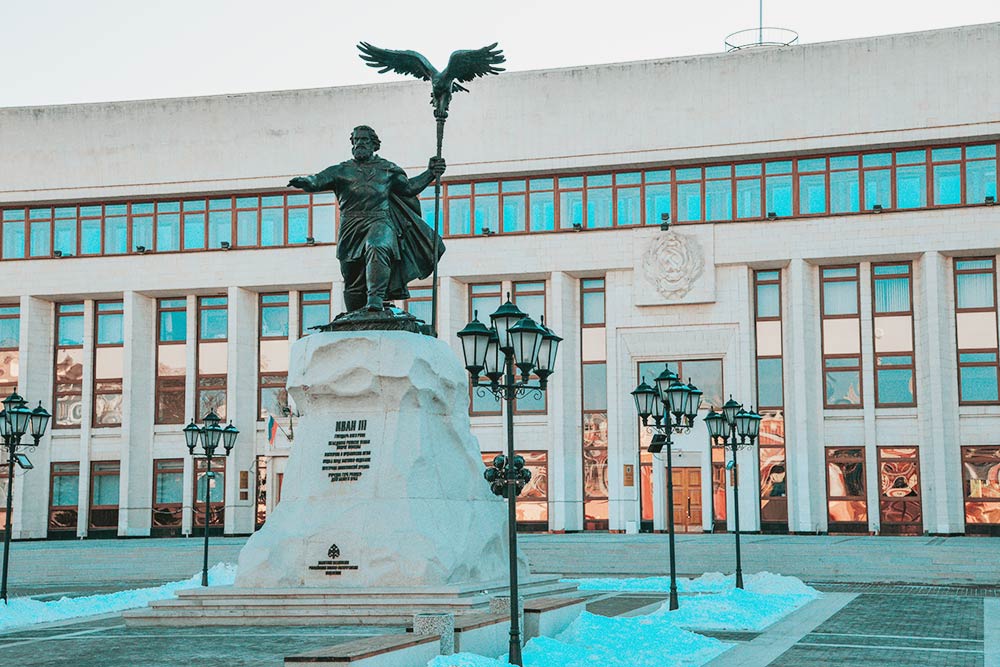 В 2017 году напротив здания областной администрации установили памятник Ивану III. До него на этом месте долго стоял памятник Ленину. Споры насчет этой замены не утихают до сих пор
